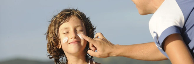 유기농 또는 무기 선 스크린이 더 좋습니까?